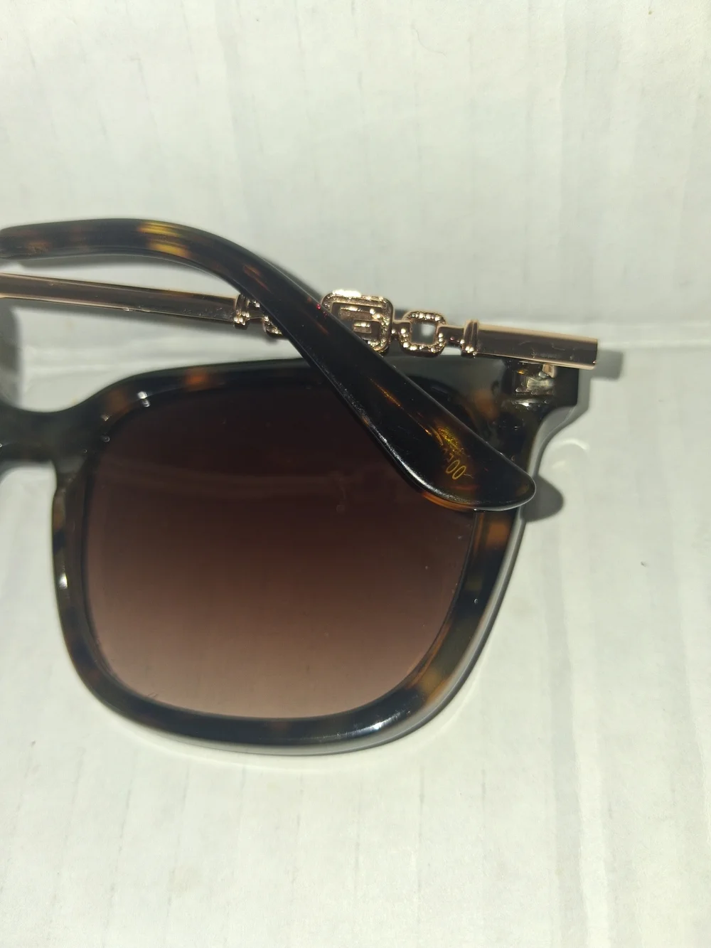 Guess GU7886 sunglasses featuring a dark Havana tortoise frame and gradient brow